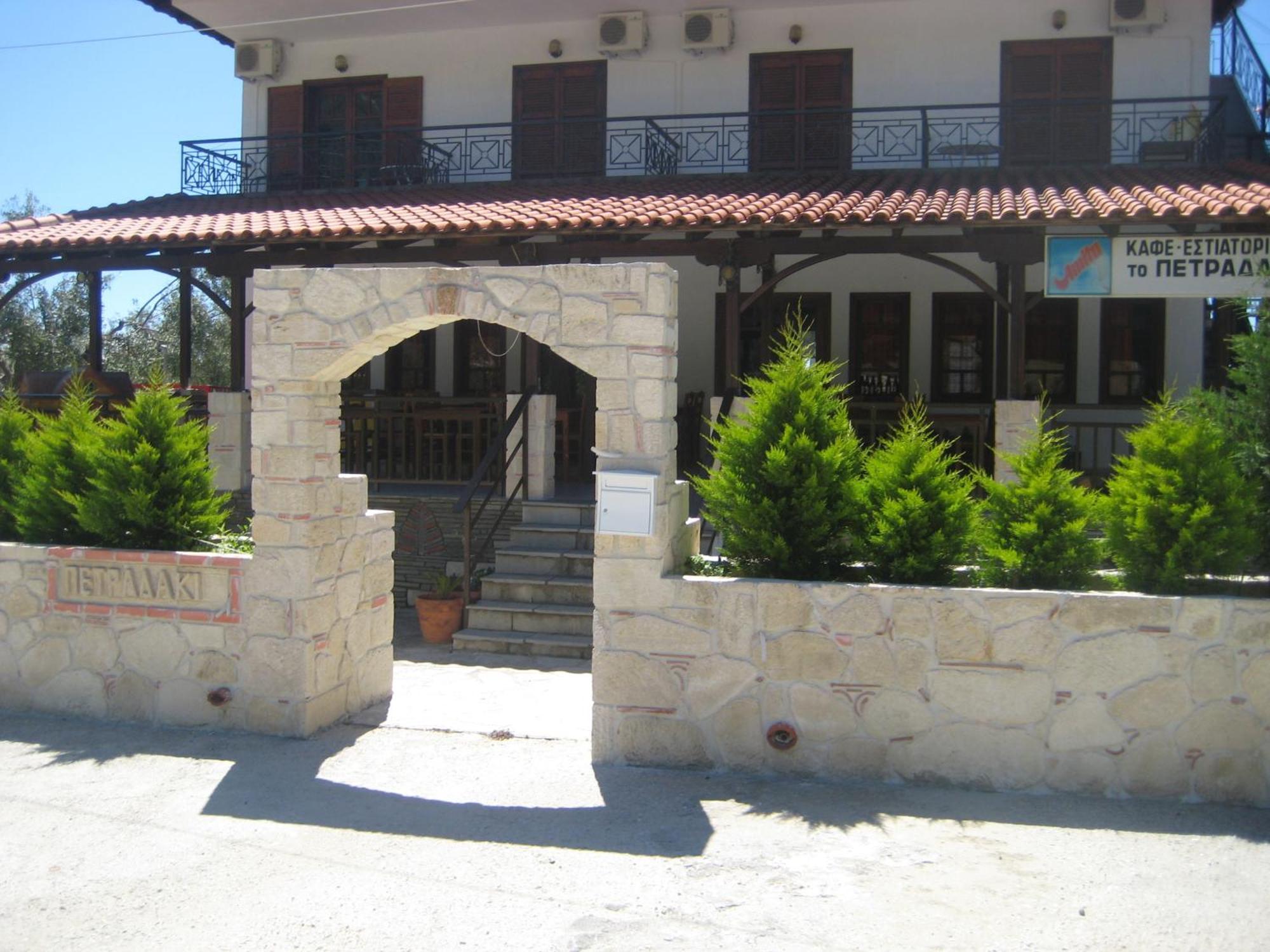 Petradaki Apartments Мола-Калива Экстерьер фото
