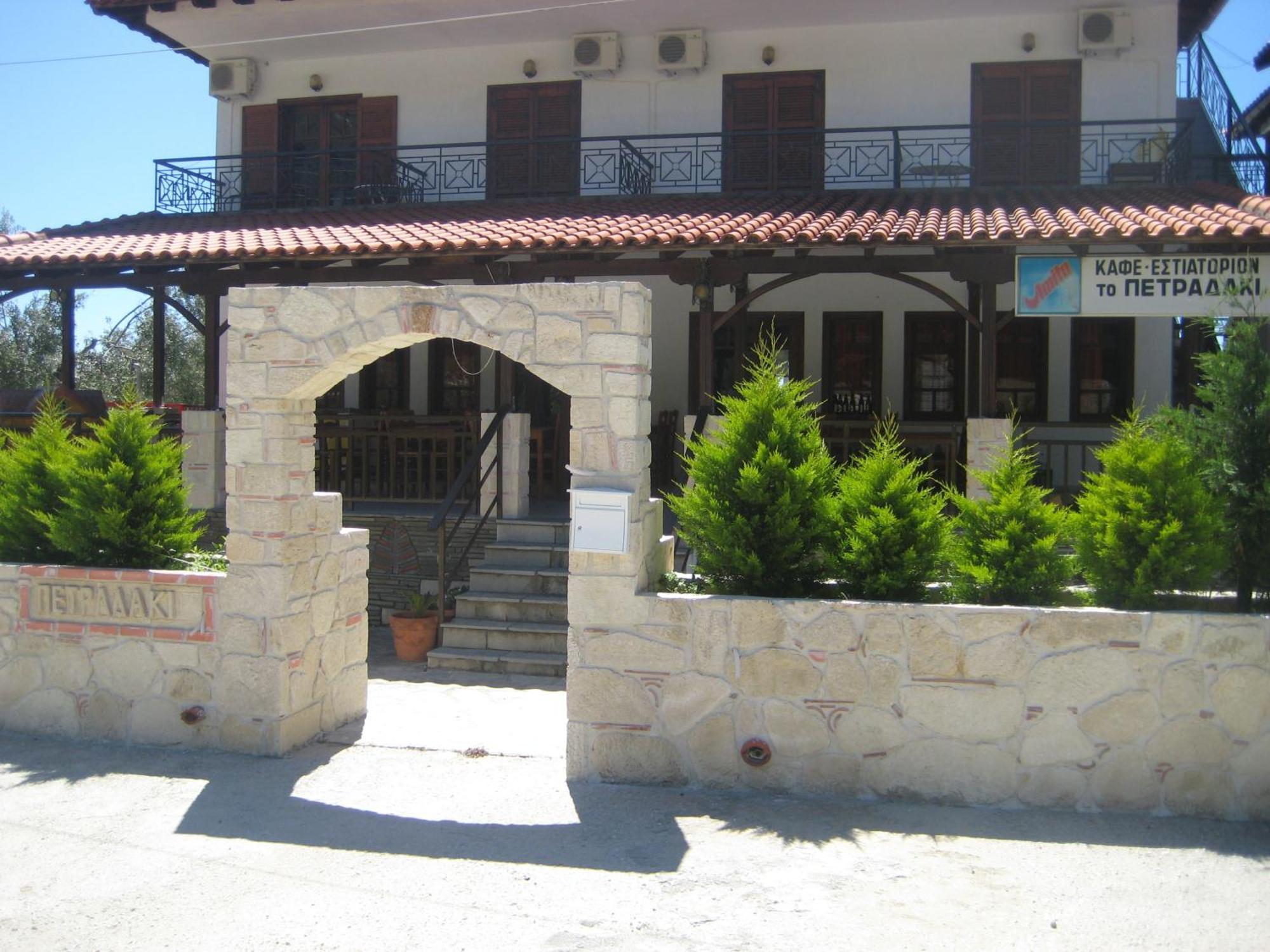 Petradaki Apartments Мола-Калива Экстерьер фото