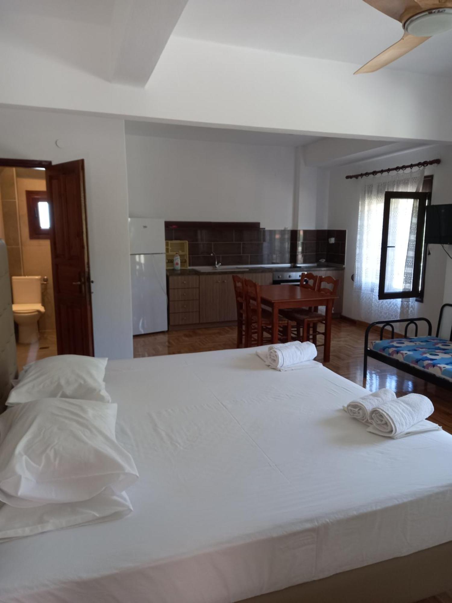 Petradaki Apartments Мола-Калива Экстерьер фото