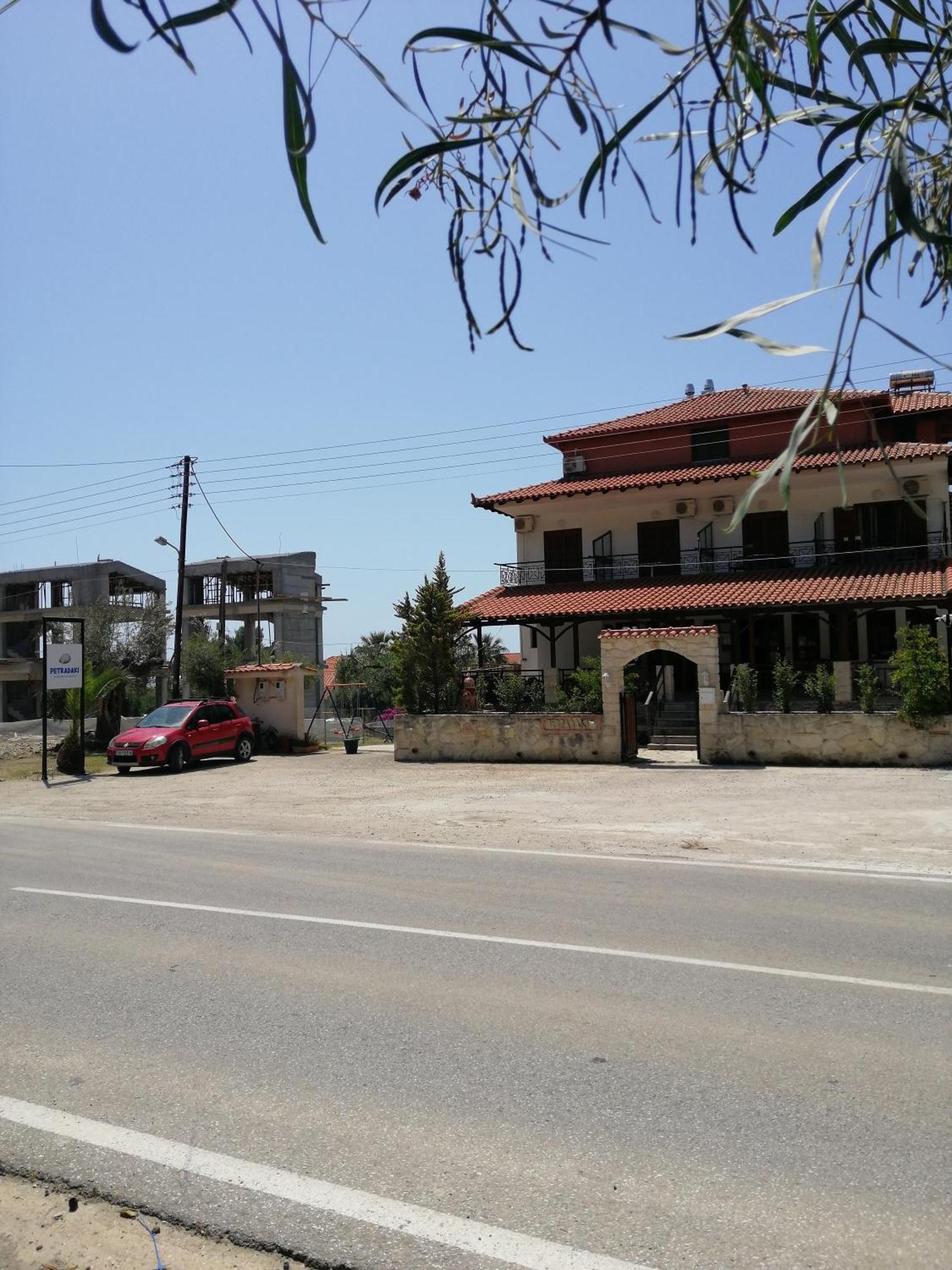 Petradaki Apartments Мола-Калива Экстерьер фото